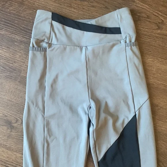 Gymshark gray and black athletic leggings with pockets size XS - Picture 2 of 6